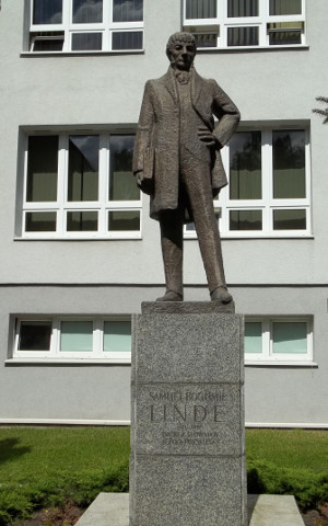 Samuel Bogumił Linde – pomnik z 1976 roku, autor Witold Marciniak, stoi przed gmachem Książnicy Kopernikańskiej w Toruniu.