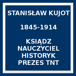 Niebieski kwadrat. Napis: Stanisław Kujot 1845-1914 Ksiądz, nauczyciel, historyk, prezes TNT