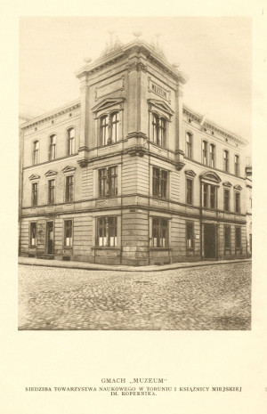 Zdjęcie przedstawia pierwszą siedzibę Ksiąznicy. Podpis: Gmach "Muzeum". Siedziba Towarzystwa Naukowego w Toruniu i Książnicy Miejskiej im. Kopernika.