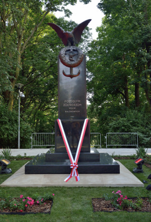 zdjęcie - Pomnik „Poległym Żołnierzom Wojsk Balonowych 1937” w Parku Miejskim na Bydgoskim Przedmieściu w Toruniu. Na wysokim cokole orzeł podrywający się do lotu.