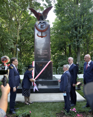 zdjecie - Uroczyste odsłonięcie pomnika z inskrypcją: „Poległym Żołnierzom Wojsk Balonowych 1937” w Parku Miejskim na Bydgoskim Przedmieściu w Toruniu – 14 sierpnia 2020 r.;