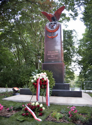 zdjęcie - Pomnik „Poległym Żołnierzom Wojsk Balonowych 1937” w Parku Miejskim na Bydgoskim Przedmieściu w Toruniu. Na wysokim cokole orzeł podrywający się do lotu.